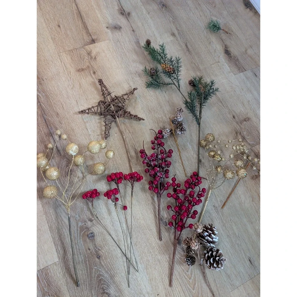 12Pcs Artificial Holly Berries Pinecones Gold Trim Rattan‎ Star